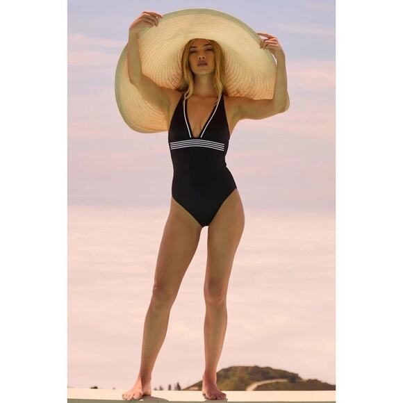 NEW! $172 TRINA TURK MONACO PLEATED PLUNGE ONE PIECE SWIMSUIT BLACK/WHITE SZ 8